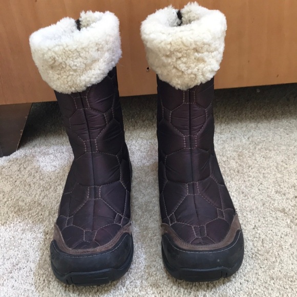 UGG size 10 Quilted brown vibram shearling zip up boots